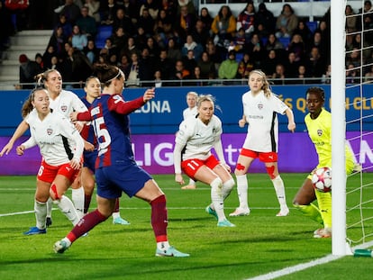 Lucy Bronze durante el encuentro ante el Rosengard.