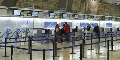 Mostradores de facturaci&oacute;n en la Terminal 2 del aeropuerto Adolfo Su&aacute;rez-Madrid Barajas. Efe