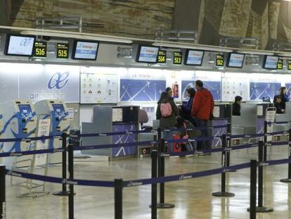 Mostradores de facturaci&oacute;n en la Terminal 2 del aeropuerto Adolfo Su&aacute;rez-Madrid Barajas. Efe