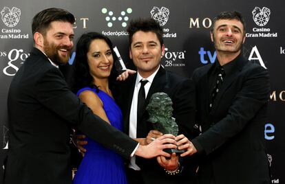 El realizador Raúl de la Fuente (2d), junto a su equipo, posa con el Goya al "Mejor corto documental" por "Minerita", durante la gala de entrega de los 28 premios Goya, en Hotel Auditorium de Madrid.