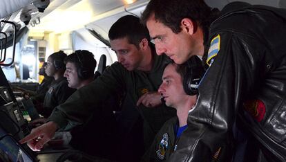 Militares participan en las labores de búsqueda del submarino argentino ARA San Juan a bordo del avión P-8A Poseidon.