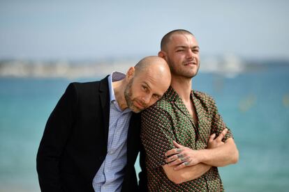 El director Camille Vidal-Naquet (i) y el actor Felix Maritaud presentan su película "Sauvage", el 10 de mayo de 2018 en Cannes.  