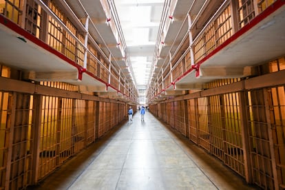 Turistas visitan las celdas en Alcatraz.