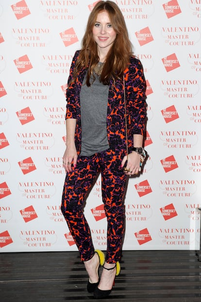 Angela Scanlon fue otra de las invitadas que se decantó por el pantalón con este colorido traje de chaqueta. La clave: sus zapatos negros con talón de pelo amarillo ácido.