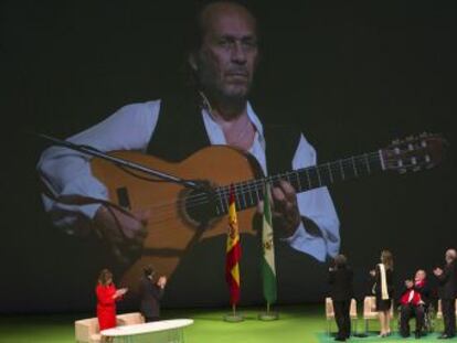 Recuerdo al guitarrista Paco de Luc&iacute;a durante la ceremonia del 28F.  