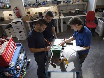 Alumnos de Formaci&oacute;n Profesional haciendo pr&aacute;cticas en una f&aacute;brica de Getafe (Madrid) en 2013. 