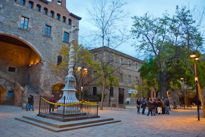 Jardines de Rubio i Lluch, con el museo de La Capella y la Biblioteca de Cataluña.  