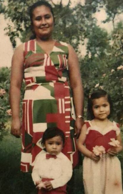 César Andrade de niño, junto a su madre, Elsa, y a su hermana Marthy.