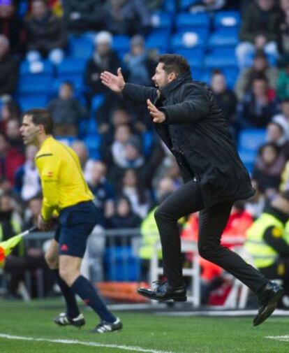 Simeone salta en la zona técnica durante el partido ante el Madrid el sábado