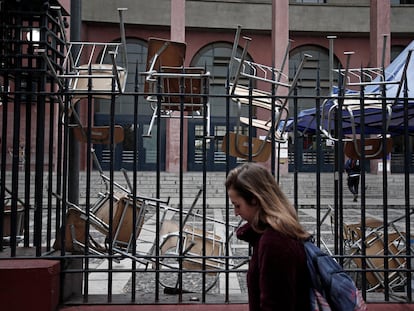 Una mujer camina frente a la facultad de Derecho en la Universidad de Chile, durante las protestas contra el acoso de 2018.