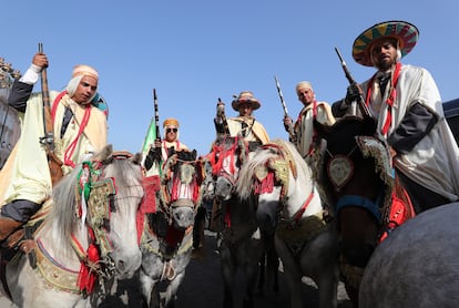 Desfile con trajes tradicionales argelinos ante la cumbre de la Liga Árabe del 1 y el 2 de noviembre en Argel.