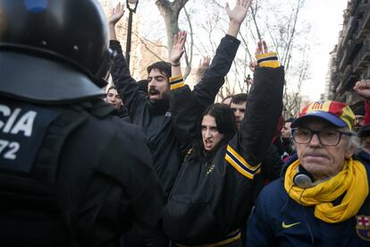 Manifestantes protestan frente a agentes de los Mossos d'Esquadra en la Gran Vía de Barcelona a la altura de Rocafort.