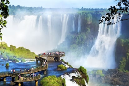 Forman una de las fronteras más espectaculares del mundo, entre el estado argentino de Misiones y el brasileño de Paraná (en ambos lados están declaradas patrimonio mundial). Se dice que las cataratas del Iguazú se ven desde Brasil (desde donde se obtiene una visión más panorámica) y se viven desde Argentina, donde se concentra el 80% de sus 275 saltos de agua, entre ellos el apoteósico de la Garganta del Diablo, con sus 80 metros de altura.