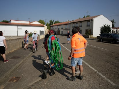 Un grupo de vecinos, con mangueras a cuestas, este viernes en Villamontán de la Valduerna (León).