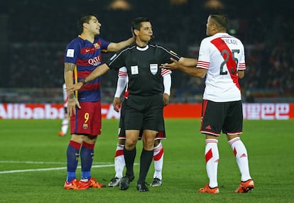 Luis Suarez se enfrenta con Gabriel Mercado 