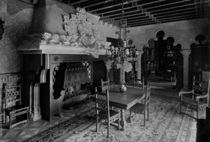 Sala principal de la Casa Amatller, fotografiada por Antoni Amatller, con la chimenea presidida por la escultura de Eusebi Arnau (1864-1933) que simboliza el continente americano.