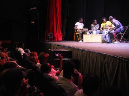 Representación de <i>La manta no es mi sueño</i> en el Teatro Alfil.