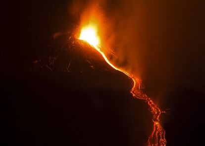 Un río de lava corre por la ladera del volcán Etna.