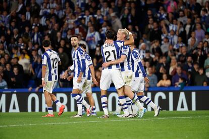 El delantero de la Real Sociedad Orri Óskarsson (d) celebra con sus compañeros tras marcar el segundo gol ante el Valencia, durante el partido de LaLiga entre Real Sociedad y Valencia CF este sábado en el Reale Arena.