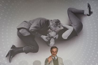 Steven Spielberg, presidente del jurado del Festival de Cannes 2013, delante del cartel promocional de este año.
