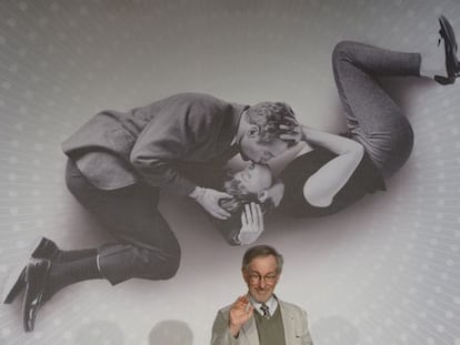 Steven Spielberg, presidente del jurado del Festival de Cannes 2013, delante del cartel promocional de este a&ntilde;o.