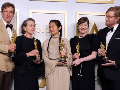 Peter Spears, Frances McDormand, Chloe Zhao, Mollye Asher y Dan Janvey, el equipo de 'Nomadland', con la estatuilla a la mejor película.