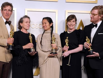 Peter Spears, Frances McDormand, Chloe Zhao, Mollye Asher y Dan Janvey, el equipo de 'Nomadland', con la estatuilla a la mejor película.