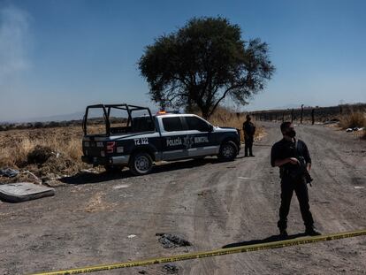 La policía del área metropolitana de Guadalajara resguarda la zona donde fue encontrado el cuerpo de una persona el 17 de febrero.