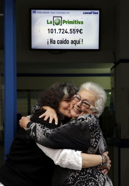 Las propietarias de la administración de loterias nº 328 de Barcelona, Montserrat García (d) y su hija Anna M Mateo (i), se abrazan tras conocer que el único boleto acertante del sorteo de La Primitiva, premiado con un total de 101.724.559,10 euros, fue validado en su administración del barrio del Poblenou de Barcelona.