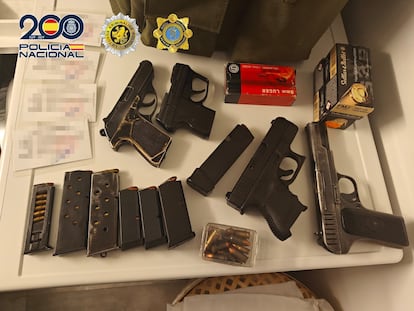Armas intervenidas en la operación internacional en la que ha participado la Policía Nacional y en la que se ha desarticulado a la organización criminal que introdujo en 2021 en Europa el mayor alijo de cocaína de la historia.