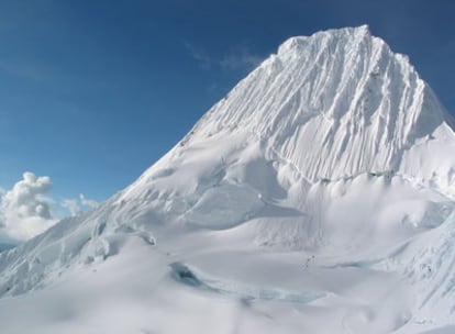 La cara norte de Alpamayo, en los Andes de Perú.