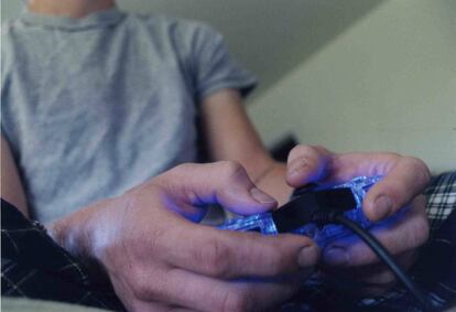 Un joven jugando a la consola.