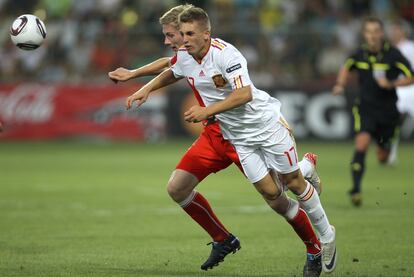 Deulofeu es empujado por el checo Kalas en la final del Campeonato de Europa sub 19.