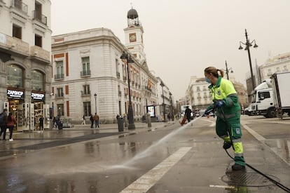 Trabajadores del Ayuntamiento limpian con mangueras la explanada de la Puerta del Sol, afectada por el polvo en suspensión que proviene del Sáhara y que, tras la lluvia acaecida en Madrid este martes, ha teñido la ciudad de un color naranja. El alcalde de la capital, José Luis Martínez-Almeida, ha hecho un llamamiento a los madrileños para que tengan "mucha precaución" al conducir y para realizar actividades físicas por la "inusual" calima.