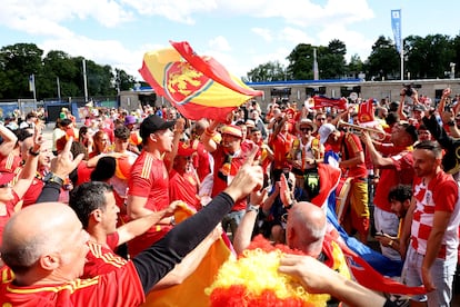 Aficionados españoles en los alrededores del estadio olímpico de Berlín, este sábado.