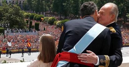 Felipe VI abraza a Juan Carlos I tras su proclamación, en 2014.