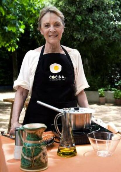 Imagen facilitada por Canal Cocina de la escritora Soledad Puértolas, miembro de la Real Academia Española, en un momento del espacio "Y además cocina", que se estrena mañana y en el que muestra su maestría en la cocina preparando un tajine de pollo y arroz aromático.