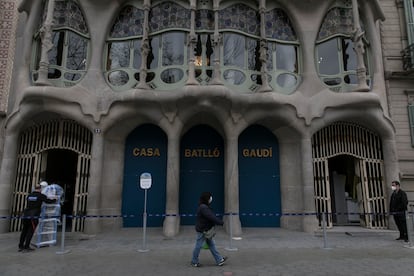La fachada de la Casa Batlló de Gaudí en Barcelona, ayer, cerrada al público desde el mes de octubre.