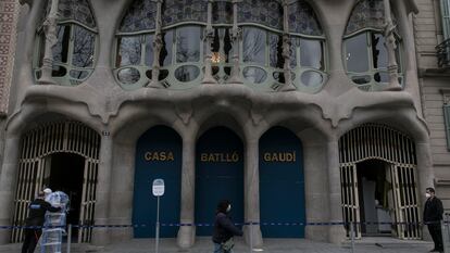 La fachada de la Casa Batlló de Gaudí en Barcelona, ayer, cerrada al público desde el mes de octubre.