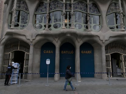 La fachada de la Casa Batlló de Gaudí en Barcelona, ayer, cerrada al público desde el mes de octubre.