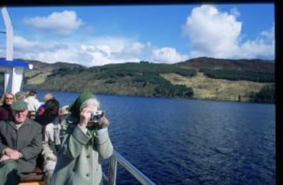 Barco turístico en el Lago Ness.