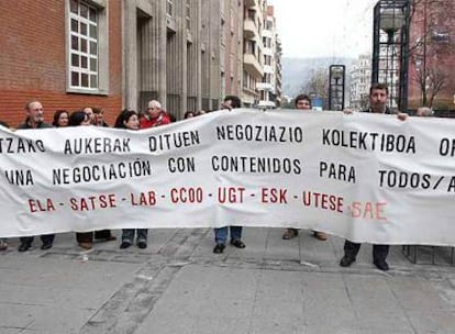 Representantes sindicales salen de un ambulatorio bilbaíno durante la huelga de hoy en el servicio público de salud vasca, Osakidetza.
