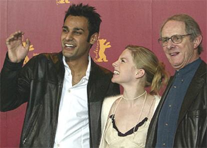 Ken Loach (a la derecha), con los actores Atta Yaqub y Eva Birthistle, director y actores de <i>Ae fond kiss, </i><b>en Berlín.</b>