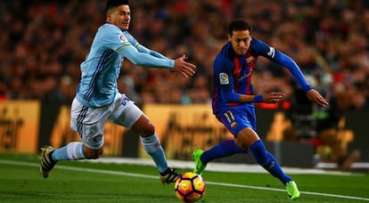 Neymar regatea a Roncaglia en el duelo del sábado.
