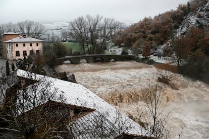 Aspecto que presenta el ro Ultzama a su paso por el Batn de Villava (Pamplona, este lunes.  