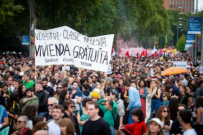 Pancarta con el lema "Nuestra clase necesita vivienda gratuita", este domingo, a su paso por el paseo del Prado de Madrid. 