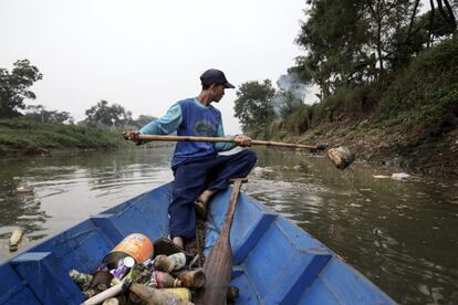 Iwan, de 34 años, es un "rebuscador". Su trabajo consiste en ir recogiendo material reciclable en el Citarum, cerca de las salidas de varios desagües de las casas a lo largo de la orilla del río.