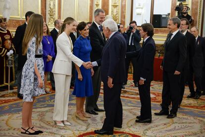 La princesa Leonor saluda al expresidente Felipe González, en presencia de los expresidentes del Gobierno José María Aznar, José Luis Rodríguez Zapatero y Mariano Rajoy. 