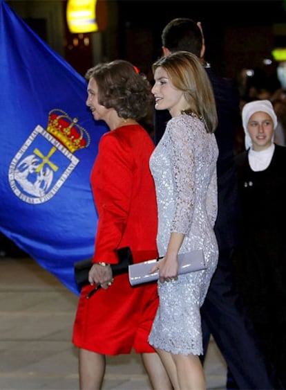 La Reina junto a Doña Letizia.