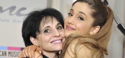 La cantante Ariana Grande y su madre, Joan Grande, en los American Music Awards de 2013.